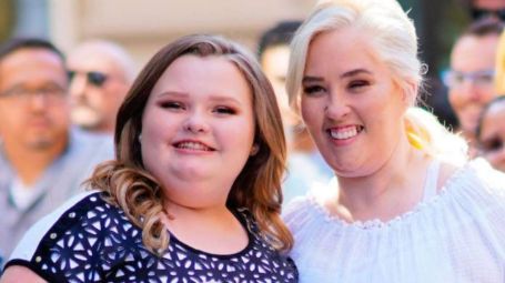 mama june and honey boo boo posing for a picture 